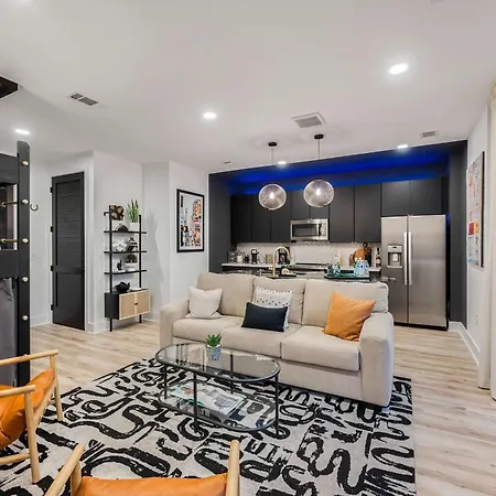 New Ph Stay With Rooftop Lounge And Close To Broadway